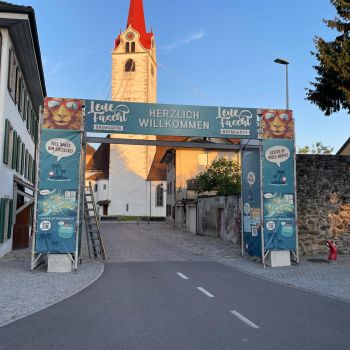Foto der der Eingangstore zum Leuefäscht Foto der der Eingangstore zum Leuefäscht
