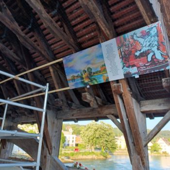 Foto der Installation von Bildern auf der Holzbrücke Foto der Installation von Bildern auf der Holzbrücke