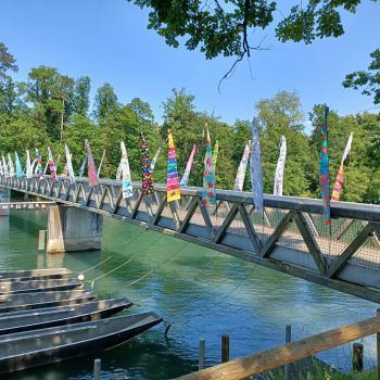Fotos der Fahnen auf dem Isenlaufsteg Fotos der Fahnen auf dem Isenlaufsteg