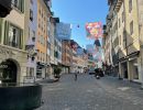 Foto der Marktgasse mit Leuefäscht-Fahnen