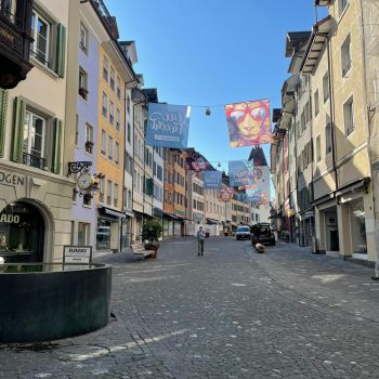 Foto der Marktgasse mit Leuefäscht-Fahnen Foto der Marktgasse mit Leuefäscht-Fahnen