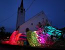 Farbig ausgeleuchtete Leuenskulptur