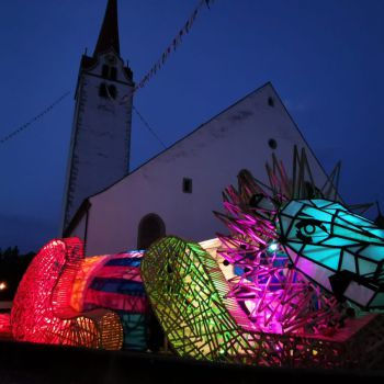 Farbig ausgeleuchtete Leuenskulptur Farbig ausgeleuchtete Leuenskulptur