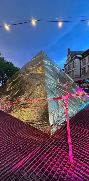 Foto des Pyramidenbrunnens mit Goldfolie Foto des Pyramidenbrunnens mit Goldfolie