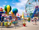 Foto eines Lunaparks mit Riesenrad